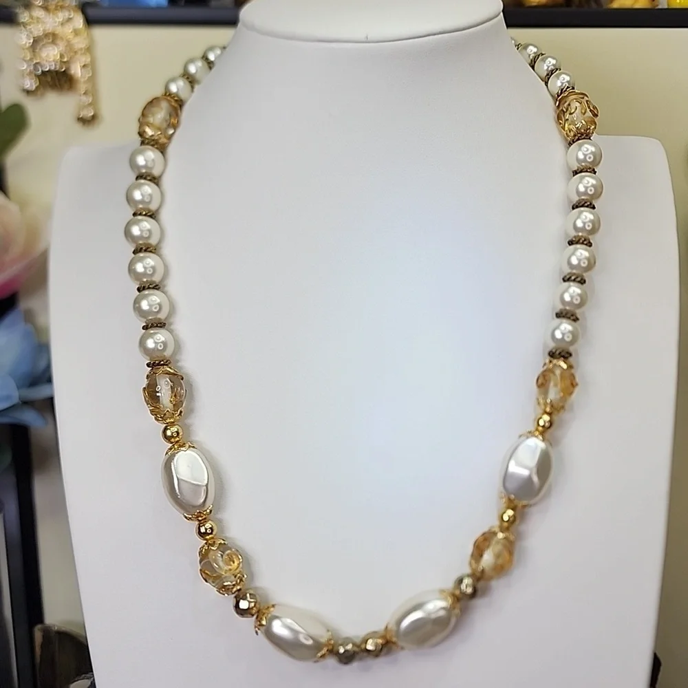 Elegant Gold Tone, Faux Pearl w Glass Beads Necklace - Picture 5 of 7